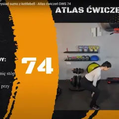 Kobieta wykonuje przysiad sumo z kettlebell. Na ekranie widnieje napis "Przysiad sumo z kettlem" oraz lista najczęstszych błędów.