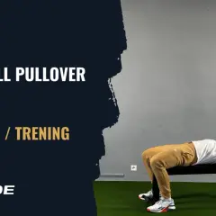 Mężczyzna wykonuje ćwiczenie pullover z hantlem na ławce. Poprawna technika i trening dla lepszych wyników.