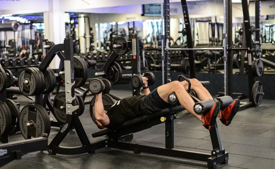 Wyciskanie na ławce skośnej - Zbuduj górę klatki!