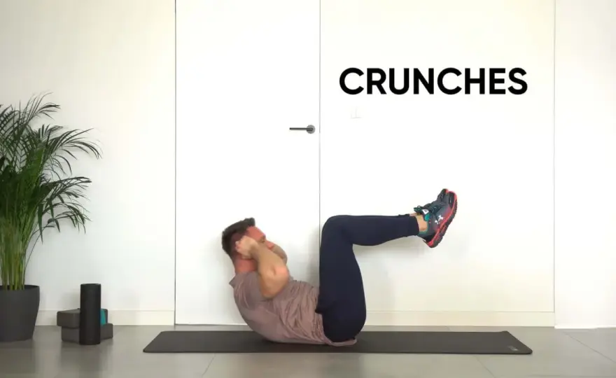 Crunch - jak robić spięcia brzucha? Technika i błędy