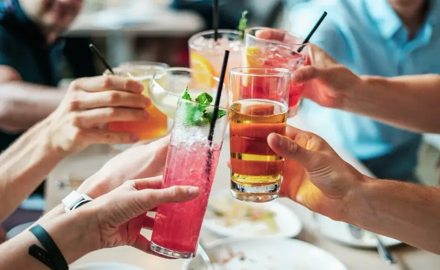 Kreatyna a alkohol – czy zepsujesz progres? Sprawdź!