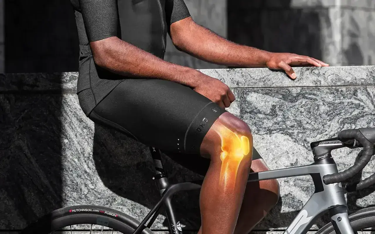 Rowerzysta z podświetlonym stawem kolanowym, pokazującym, jakie mięśnie pracują podczas jazdy na rowerze.