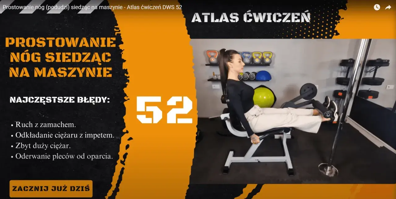 Kobieta wykonuje prostowanie nóg na maszynie, ćwicząc mięśnie ud. Na ekranie widnieje numer 52 i tytuł "Atlas ćwiczeń".