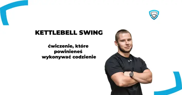 Kettlebell swing: ćwiczenie, które angażuje pośladki, uda i plecy. Mężczyzna w czarnej koszulce z logo.